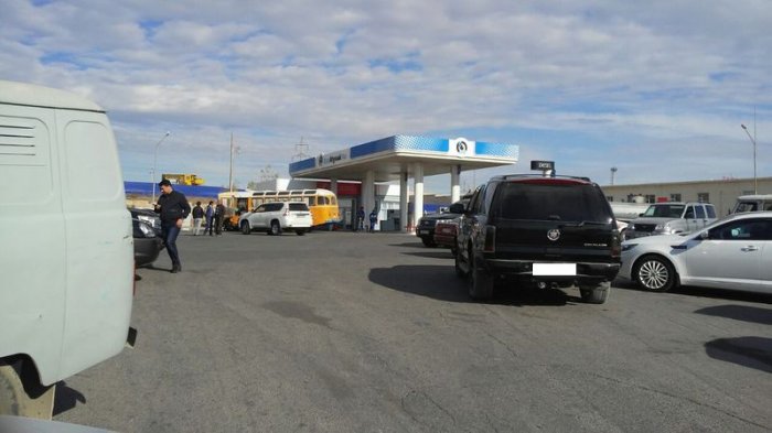 На заправках Актау бензин марки АИ-92 и  АИ-95 продают только по талонам