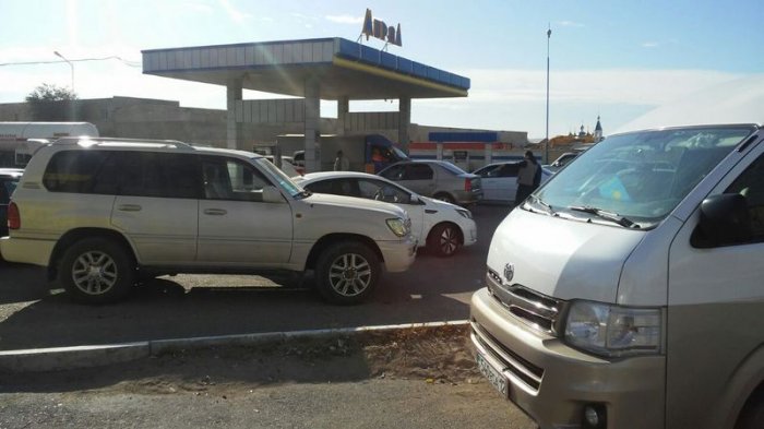 На заправках Актау бензин марки АИ-92 и  АИ-95 продают только по талонам