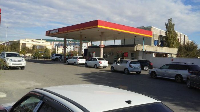 На заправках Актау бензин марки АИ-92 и  АИ-95 продают только по талонам