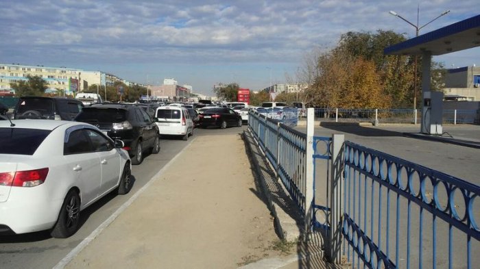 На заправках Актау бензин марки АИ-92 и  АИ-95 продают только по талонам