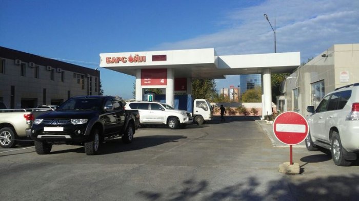 На заправках Актау бензин марки АИ-92 и  АИ-95 продают только по талонам
