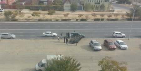 На автодороге в 28 микрорайоне Актау опрокинулся автомобиль ВАЗ-2114