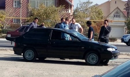 На автодороге в 28 микрорайоне Актау опрокинулся автомобиль ВАЗ-2114