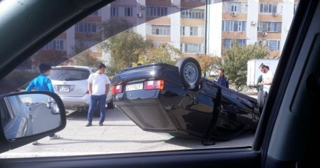 На автодороге в 28 микрорайоне Актау опрокинулся автомобиль ВАЗ-2114