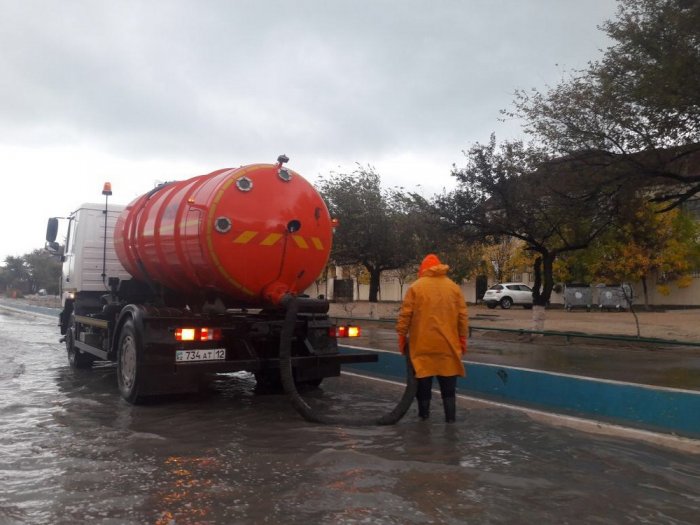 Дождевую воду на улицах Актау откачивают 15 единиц спецтехники ТОО «Кала жолдары»