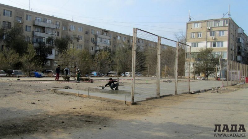Завершить ремонт футбольного поля у 37 дома в 11 микрорайоне Актау обещают в середине ноября