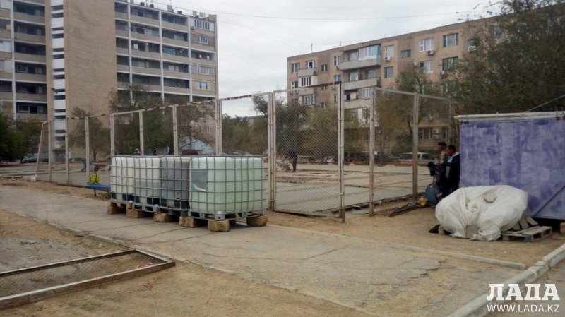 Завершить ремонт футбольного поля у 37 дома в 11 микрорайоне Актау обещают в середине ноября