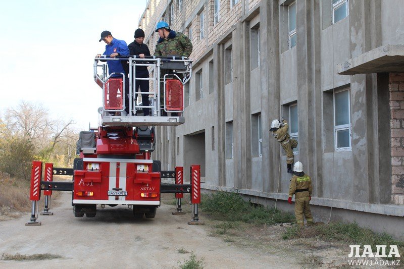 Во время учений «Кыс-2017» пожарные отработали спасение пострадавших из разрушенного здания