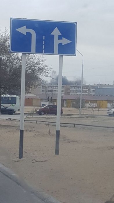 Жители Актау пожаловались на запах гари и черный дым