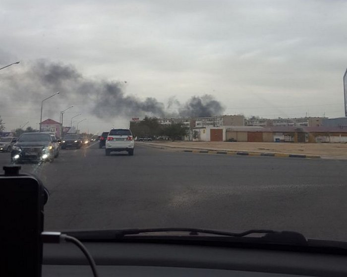Жители Актау пожаловались на запах гари и черный дым