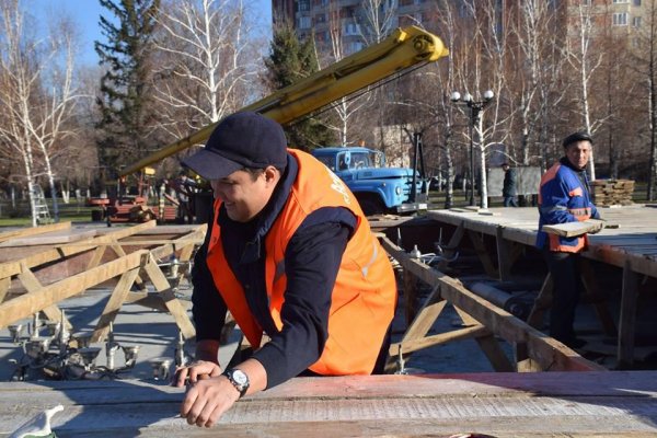 Наказанный заместитель акима чистил фонтан в Усть-Каменогорске