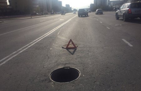 Судиться с коммунальными службами Актау из-за открытого люка намерен попавший в ДТП водитель