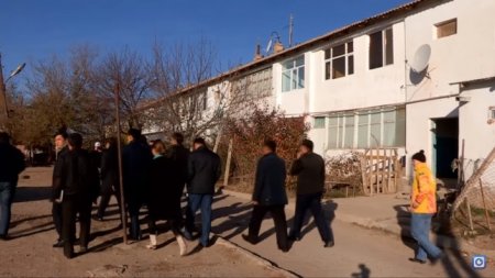 "Что за безобразие". Акима ЮКО возмутили 18 туалетов во дворе жилого дома
