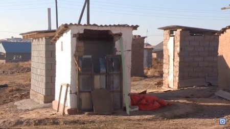 "Что за безобразие". Акима ЮКО возмутили 18 туалетов во дворе жилого дома
