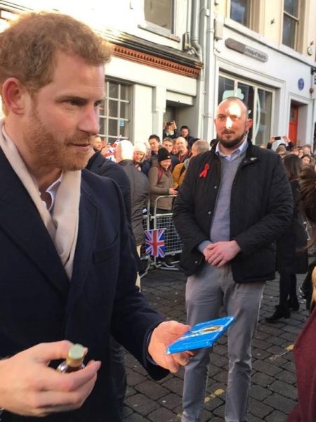 Казахстанский шоколад подарила студентка принцу Гарри и его невесте Меган Маркл