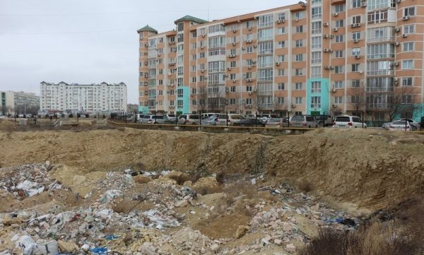Котлован-свалку в центре Актау рекультивировали