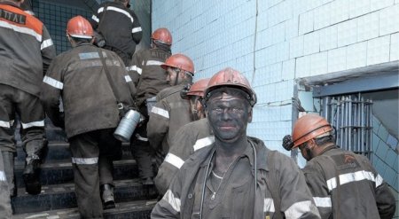 Более 600 шахтеров "АрселорМиттал Темиртау" остаются под землей - министр 