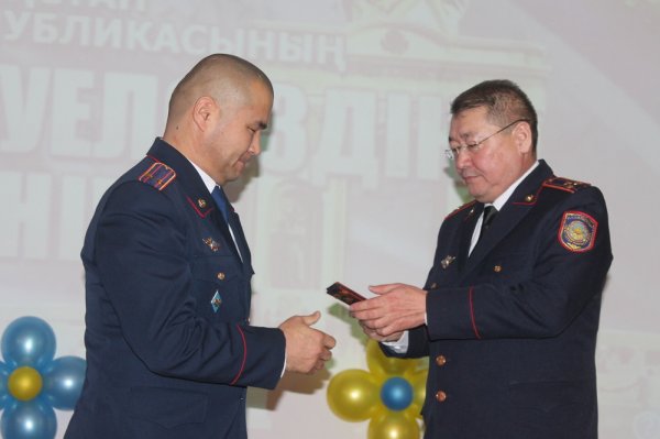 В Актау наградили отличившихся полицейских