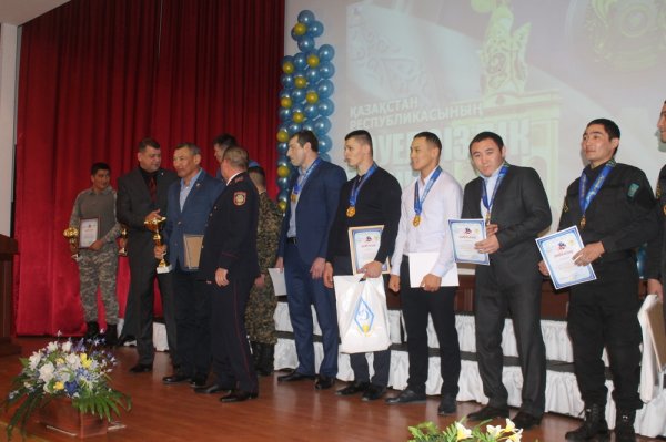 В Актау наградили отличившихся полицейских