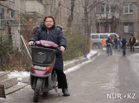 Алматинка в 72 года гоняет на мопеде по улицам
