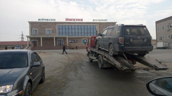 В Актау кроссовер столкнулся с пассажирским автобусом