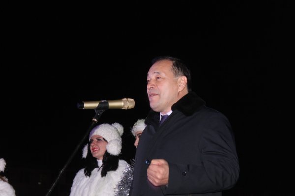 На главной новогодней ёлке Актау зажгли огни