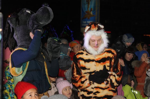 На главной новогодней ёлке Актау зажгли огни