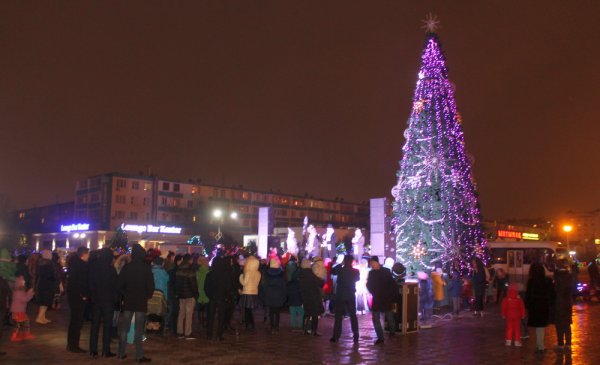 На главной новогодней ёлке Актау зажгли огни