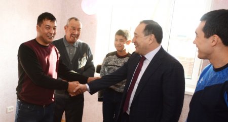 Семье лишившегося обеих рук мальчика из Бейнеу вручили ключи от квартиры