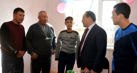 Семье лишившегося обеих рук мальчика из Бейнеу вручили ключи от квартиры