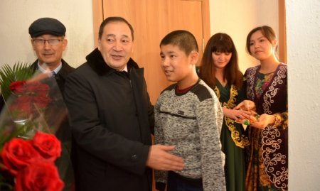 Семье лишившегося обеих рук мальчика из Бейнеу вручили ключи от квартиры