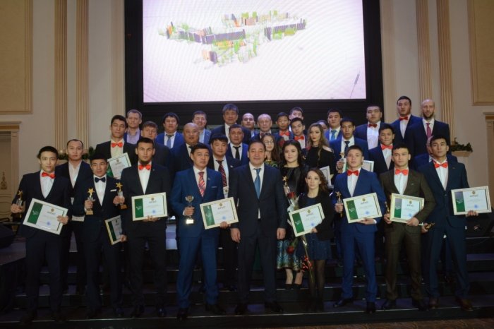В Актау наградили лучших спортсменов и тренеров 2017 года