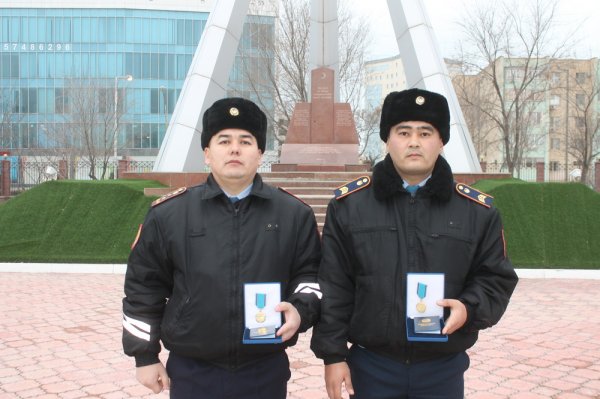 Двух актауских полицейских наградили медалями «Ерлiгі үшін»