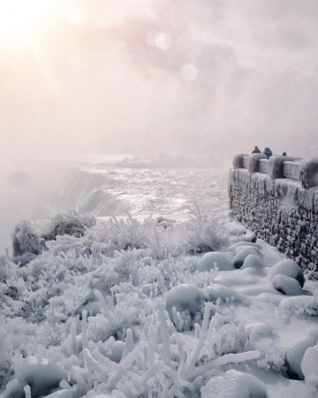 Ниагарский водопад сковало льдом из-за аномального холода