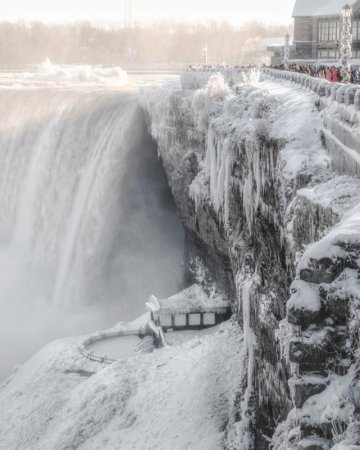 Ниагарский водопад сковало льдом из-за аномального холода