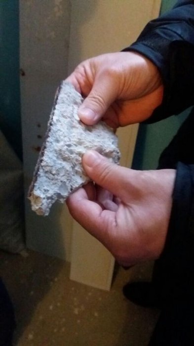 Возможную причину обвала потолка в 5 микрорайоне Актау озвучили в жилищной инспекции