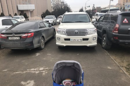 Нагло стоят на пешеходной дорожке