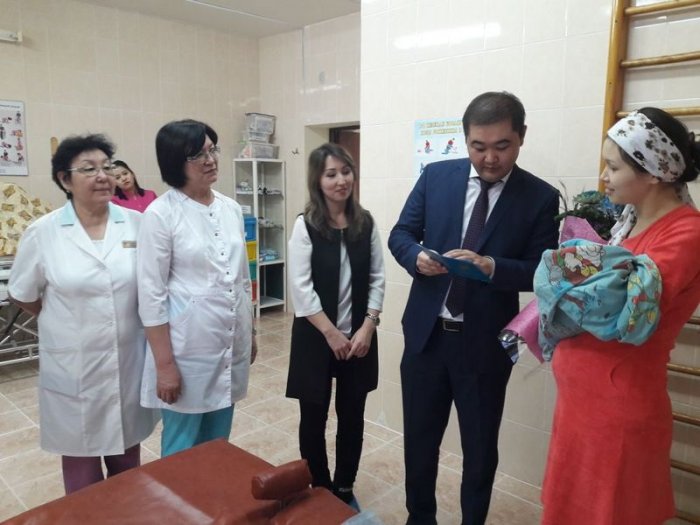 Жительница Актау получила свидетельство о рождении ребенка с помощью SMS