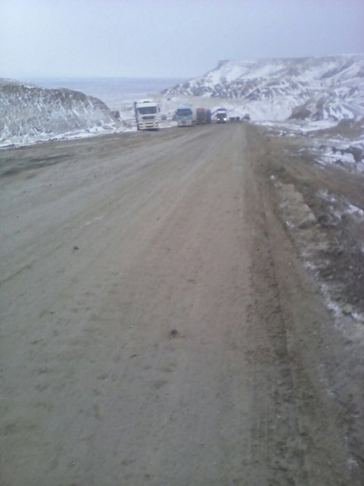 Фуры попали в затор на автотрассе в Мангистау