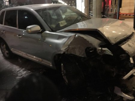 Porsche врезался в ворота Акорды: уволены полицейские