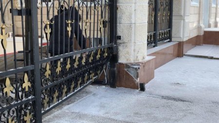 Porsche врезался в ворота Акорды: уволены полицейские