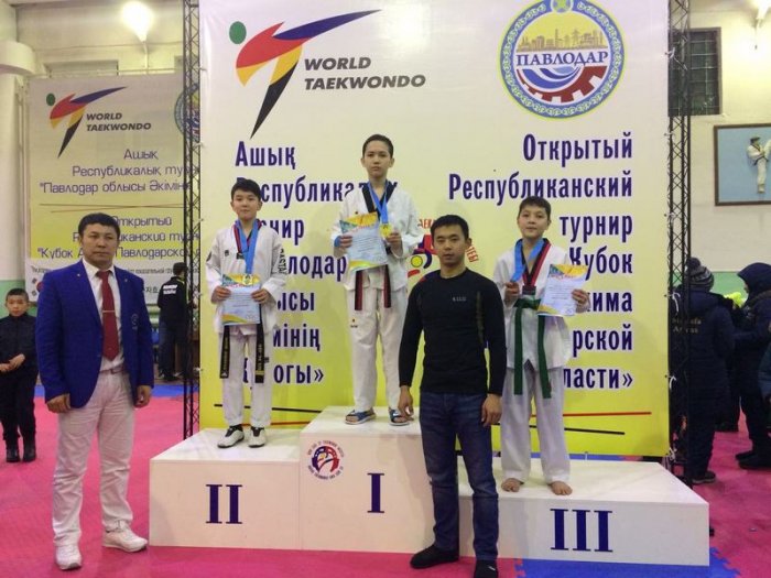 Актауские таеквондисты привезли три золотые медали с открытого турнира РК
