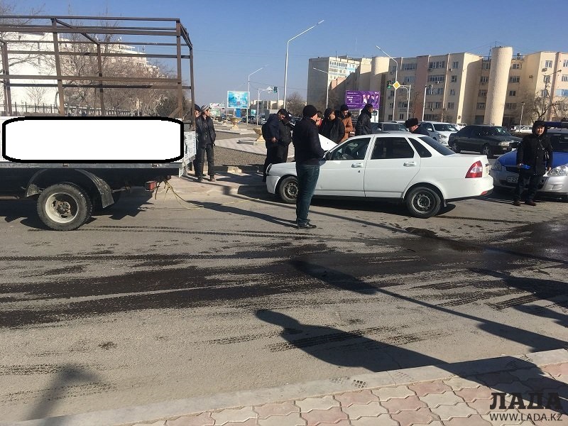 На автодороге в 27 микрорайоне Актау перевернулся автомобиль