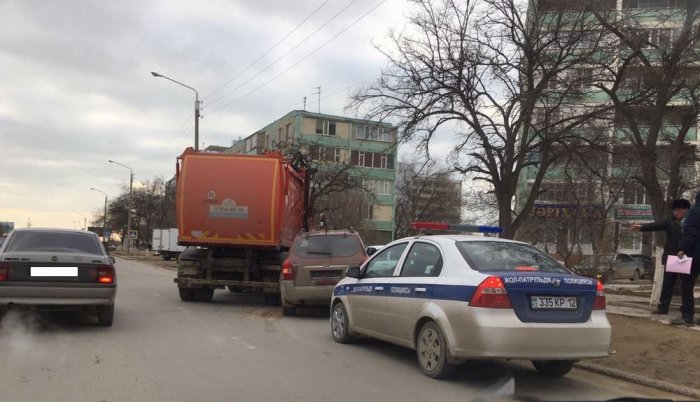 В Актау мусоровоз столкнулся с легковым автомобилем