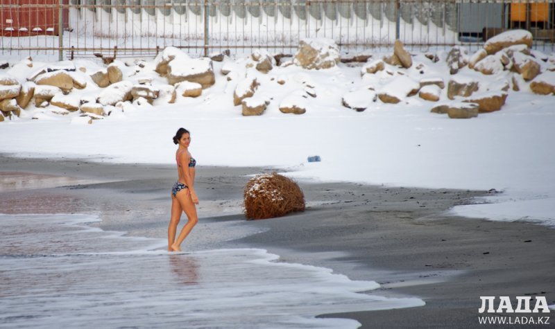 «Заряд энергии и отличное настроение на весь день»: Актауские «моржи» рассказали о своем увлечении