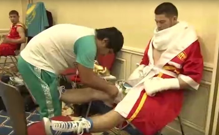 Боксер из Жанаозена Уалихан Бесинкулов одержал победу нокаутом в первом профессиональном бою в Москве