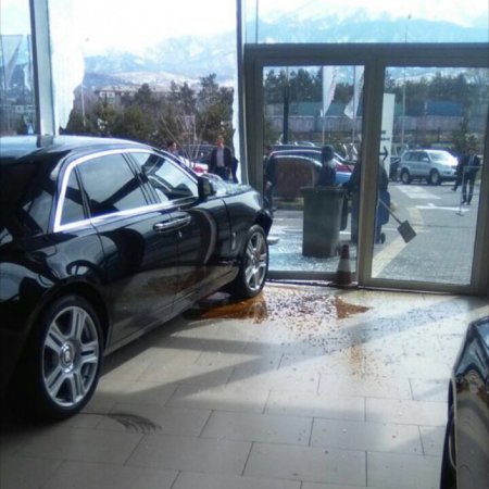 Мужчина въехал в витрину автосалона на новом Rolls-Royce в Алматы