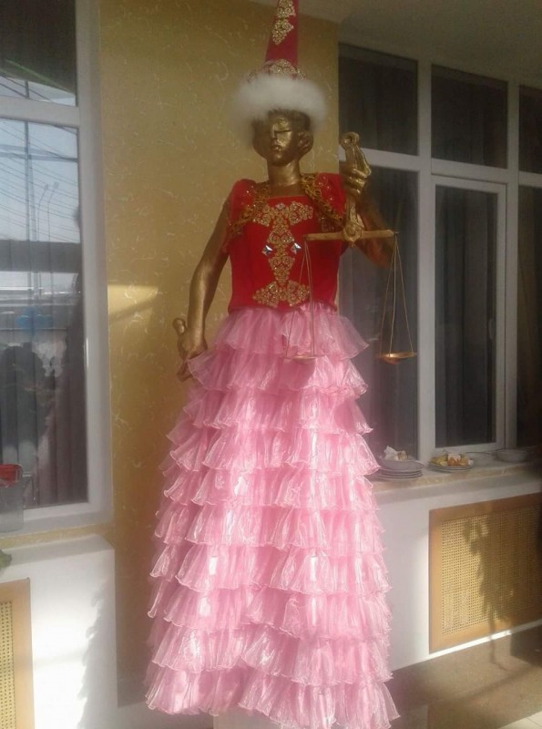 Фемиду одели в национальное платье в здании суда в Шымкенте