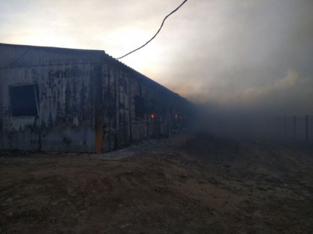 Четыре человека погибли при пожаре в общежитии на Карабатане - КЧС
