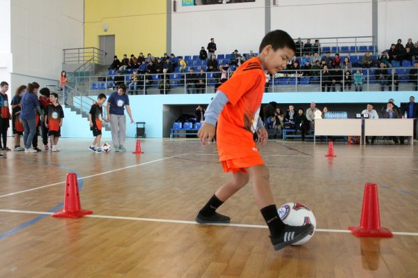 Противостояние команд «Чебурашки» и «Апельсинки»: Необычная эстафета прошла в Актау